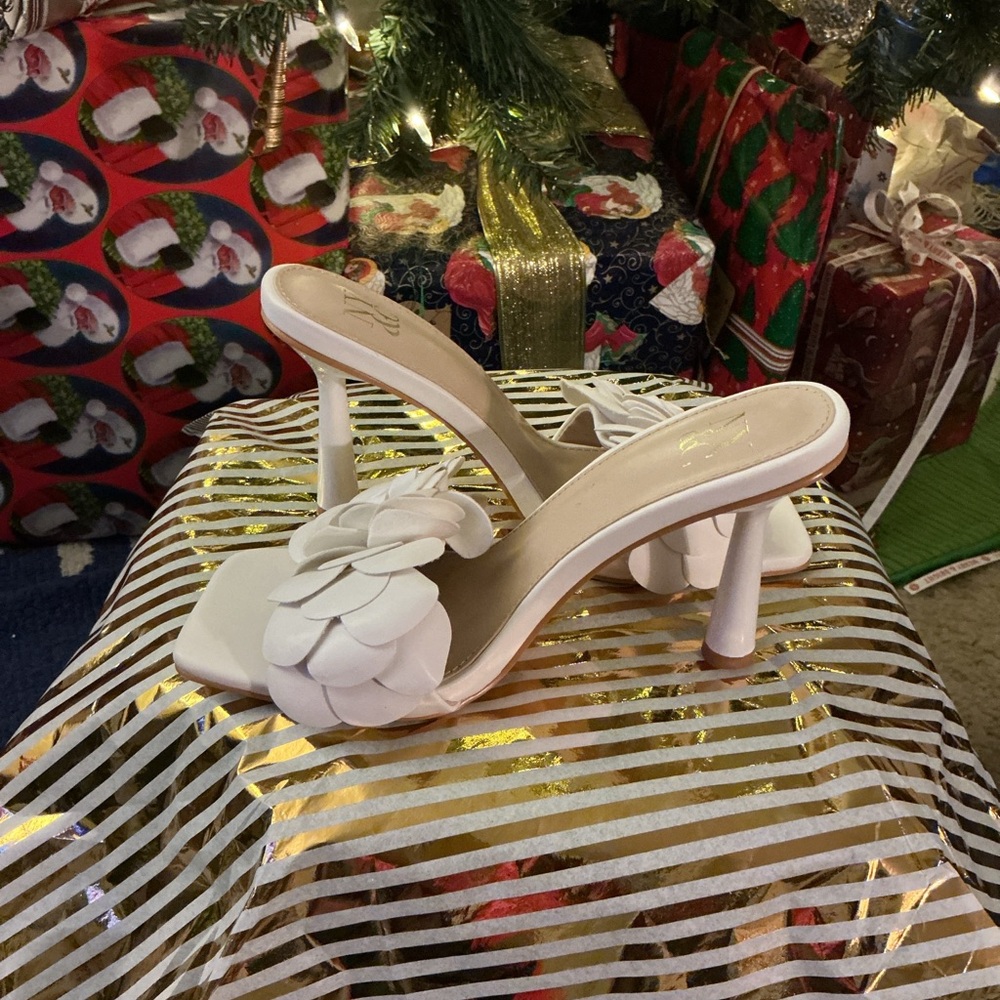 NY&C White Floral Sandals - Picture 2 of 3